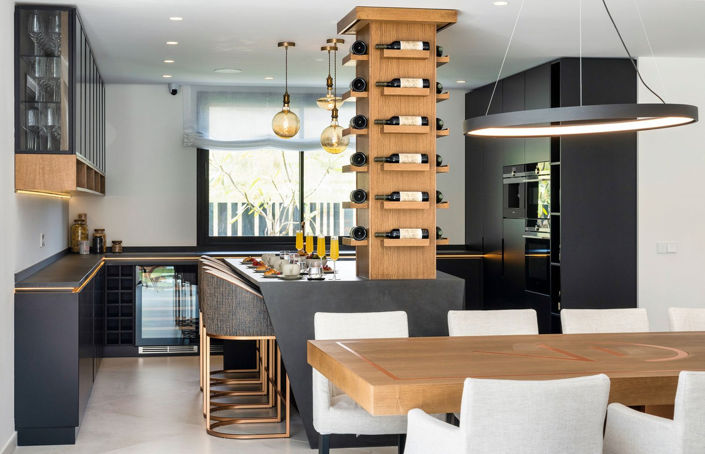 Image No.17-6 Bed Property for sale