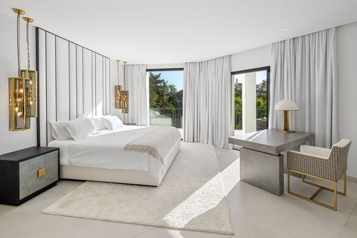 Image No.22-6 Bed Property for sale