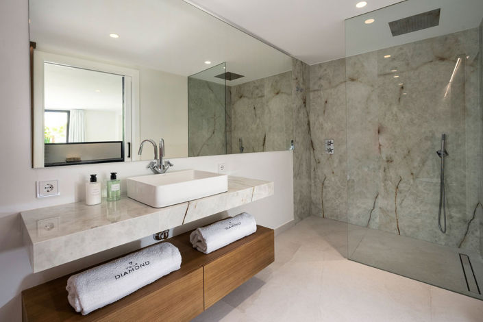 Image No.29-6 Bed Property for sale