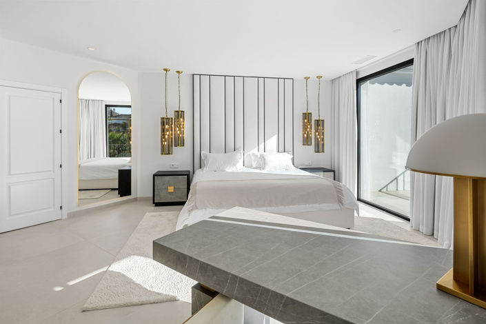 Image No.5-6 Bed Property for sale