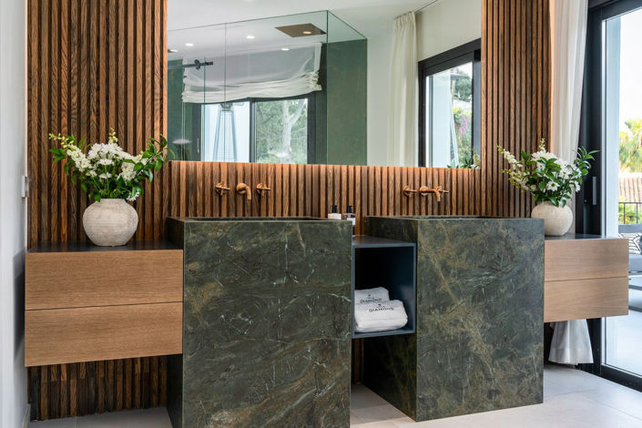 Image No.67-6 Bed Property for sale