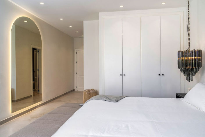 Image No.70-6 Bed Property for sale