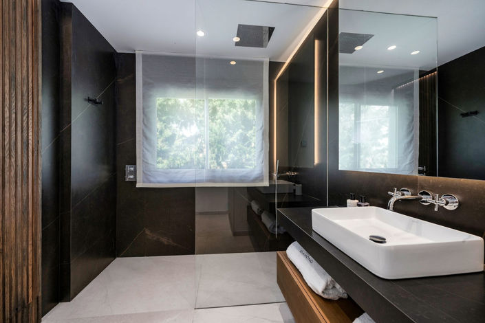 Image No.72-6 Bed Property for sale