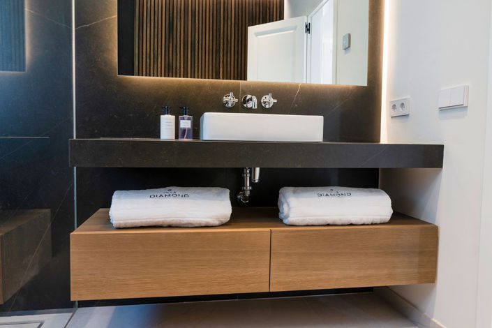 Image No.73-6 Bed Property for sale