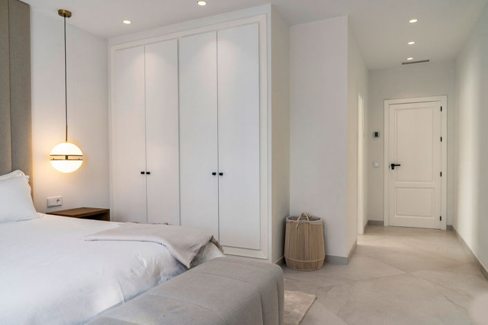 Image No.76-6 Bed Property for sale