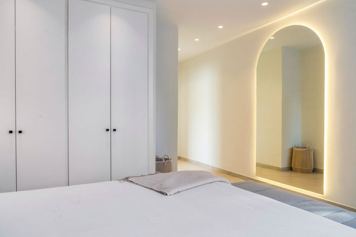 Image No.77-6 Bed Property for sale