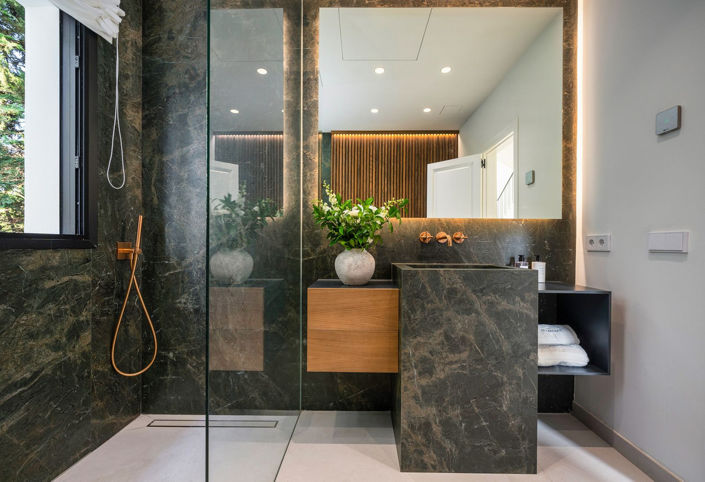 Image No.79-6 Bed Property for sale