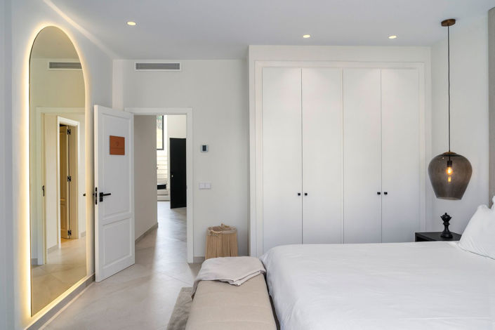 Image No.80-6 Bed Property for sale