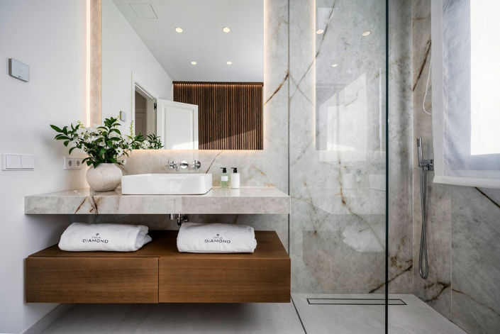 Image No.82-6 Bed Property for sale