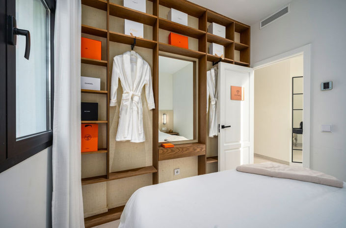 Image No.83-6 Bed Property for sale