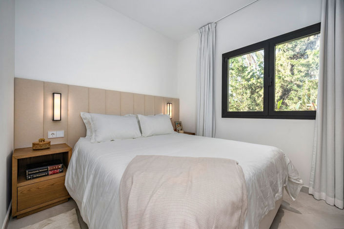 Image No.84-6 Bed Property for sale