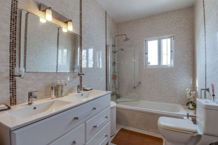 Image No.24-4 Bed Property for sale