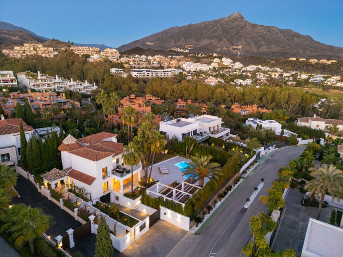 Image No.26-6 Bed Property for sale