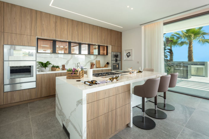 Image No.16-6 Bed Property for sale