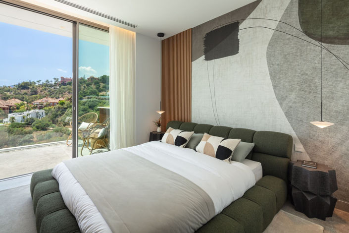 Image No.17-6 Bed Property for sale