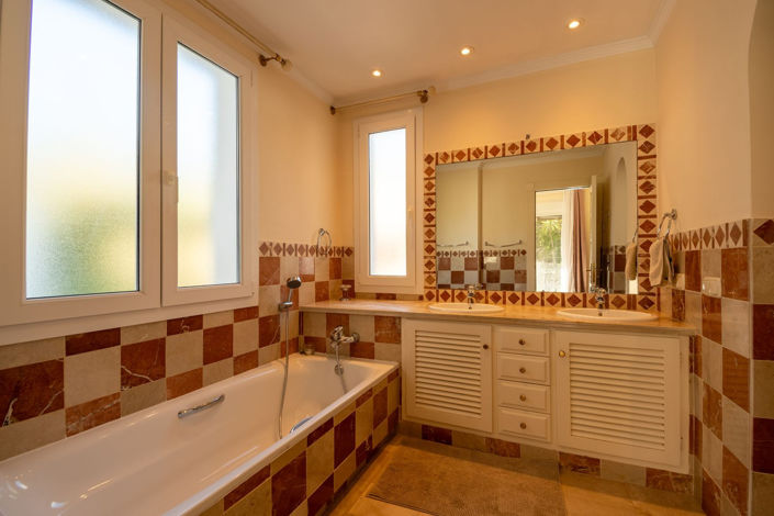 Image No.28-5 Bed Property for sale