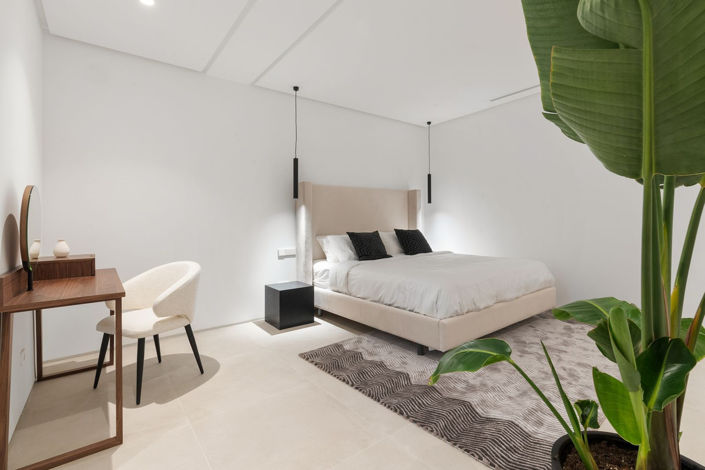 Image No.18-6 Bed Property for sale