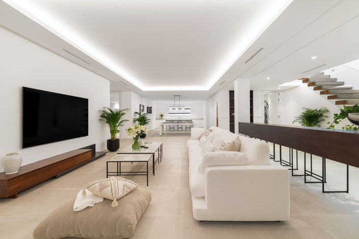 Image No.24-6 Bed Property for sale