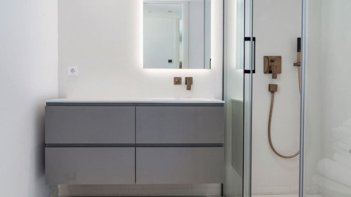 Image No.16-6 Bed Property for sale