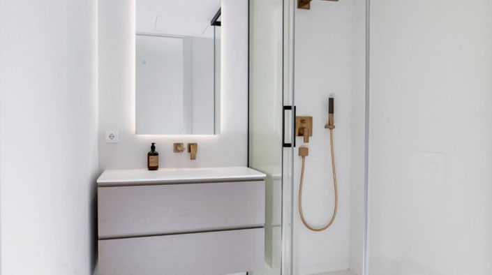 Image No.19-6 Bed Property for sale