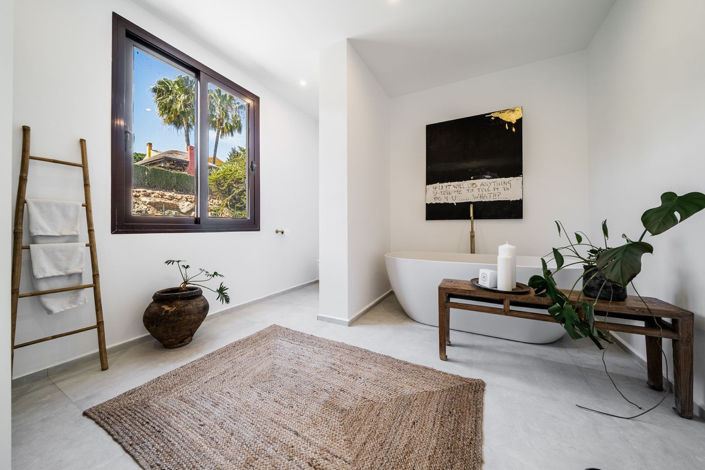 Image No.16-5 Bed Property for sale