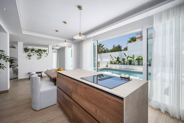 Image No.17-4 Bed Property for sale