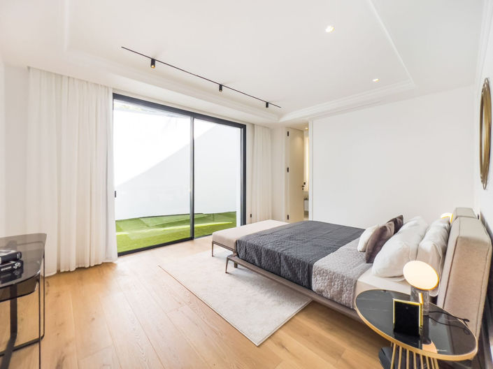 Image No.19-6 Bed Property for sale