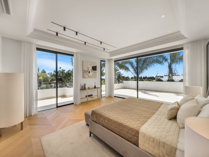 Image No.33-6 Bed Property for sale