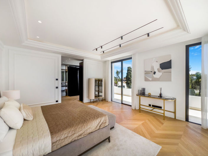 Image No.4-6 Bed Property for sale