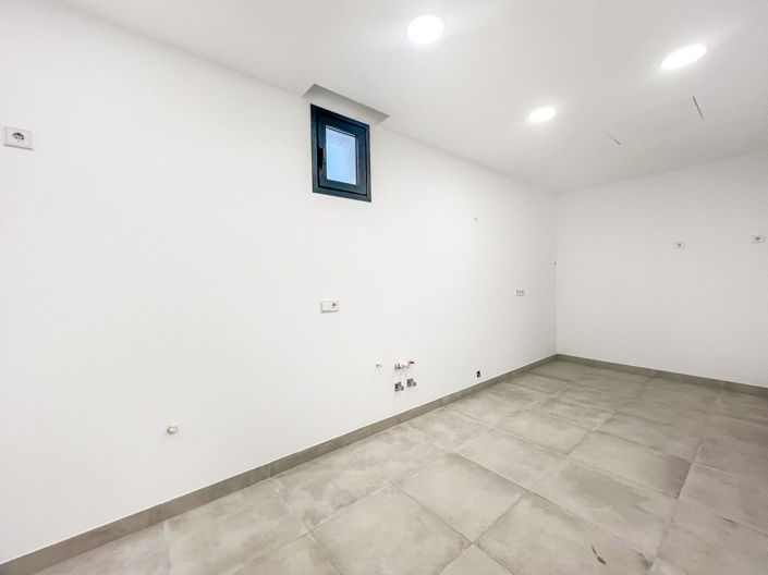 Image No.52-6 Bed Property for sale