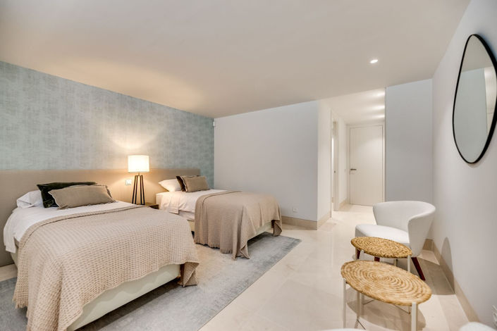 Image No.27-5 Bed Property for sale