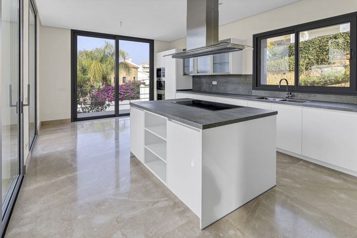 Image No.11-5 Bed Property for sale