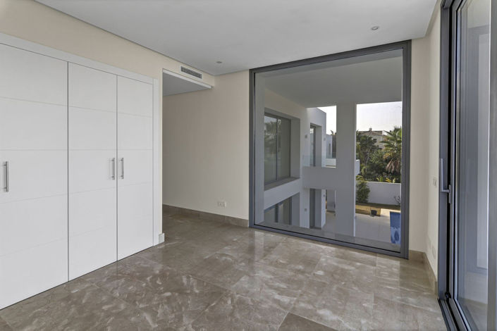 Image No.26-5 Bed Property for sale