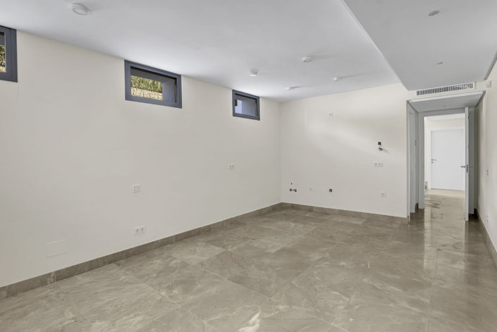 Image No.30-5 Bed Property for sale