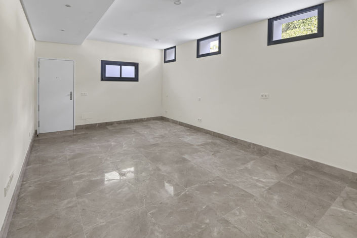 Image No.8-5 Bed Property for sale