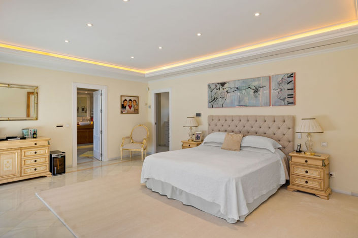 Image No.12-6 Bed Property for sale