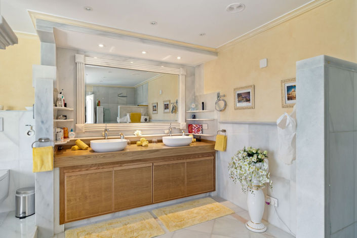 Image No.14-6 Bed Property for sale