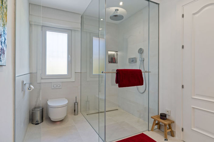 Image No.31-6 Bed Property for sale