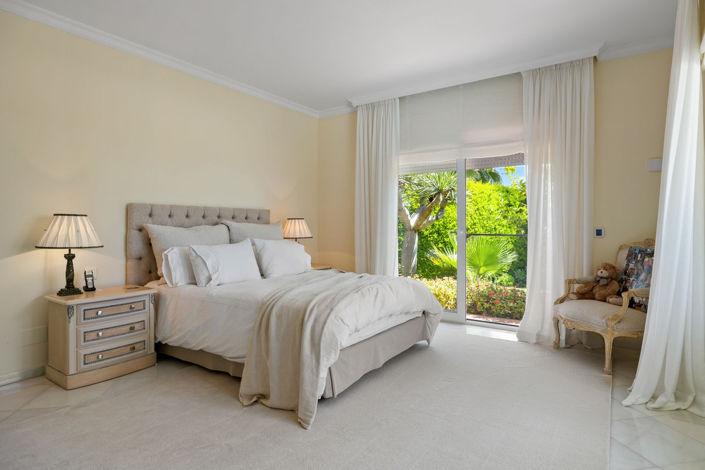 Image No.35-6 Bed Property for sale