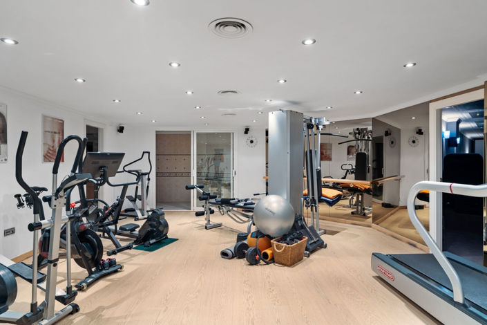 Image No.40-6 Bed Property for sale