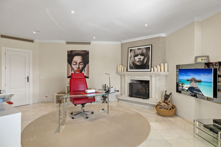 Image No.43-6 Bed Property for sale