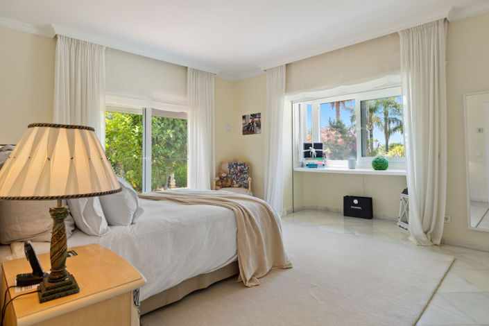 Image No.54-6 Bed Property for sale