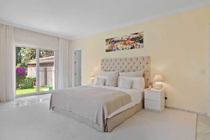 Image No.8-6 Bed Property for sale