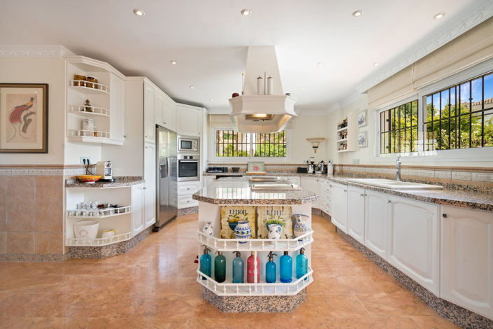 Image No.16-6 Bed Property for sale