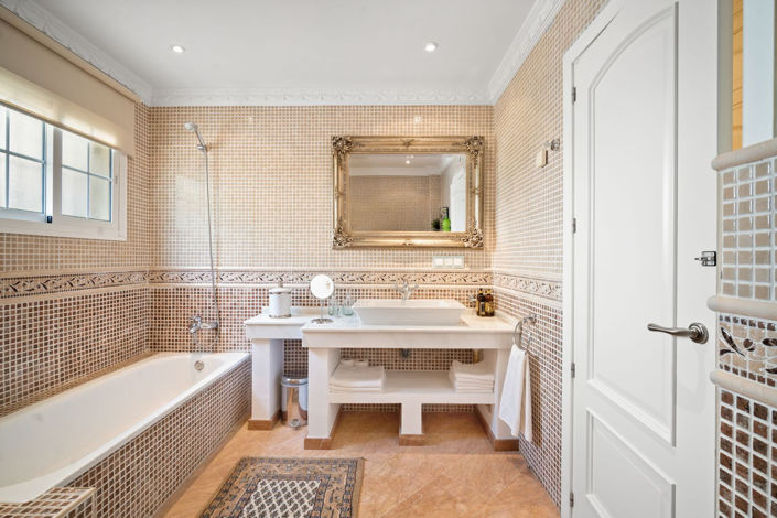 Image No.21-6 Bed Property for sale