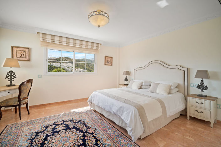 Image No.28-6 Bed Property for sale