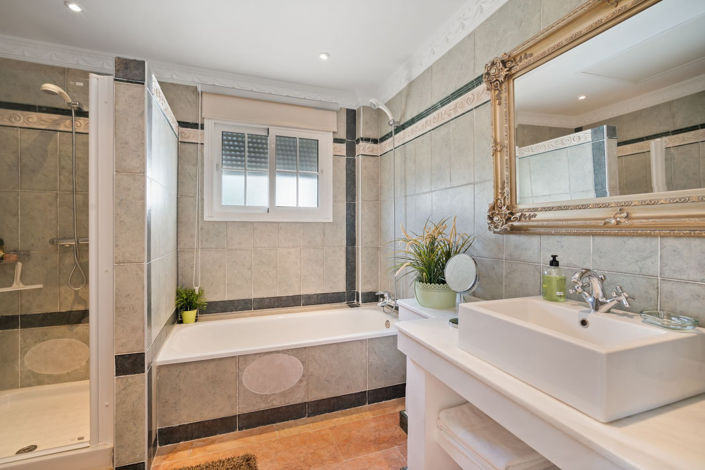 Image No.31-6 Bed Property for sale