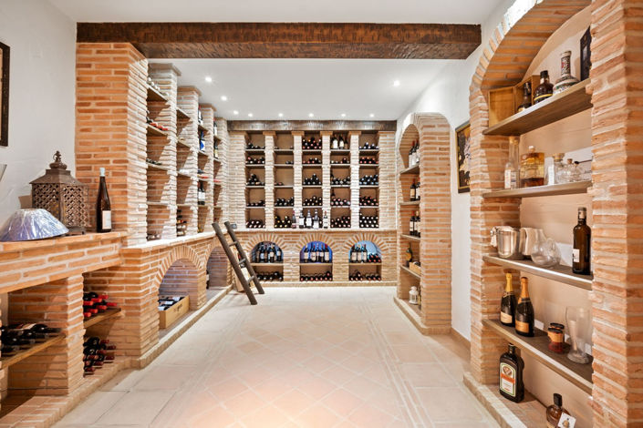 Image No.46-6 Bed Property for sale