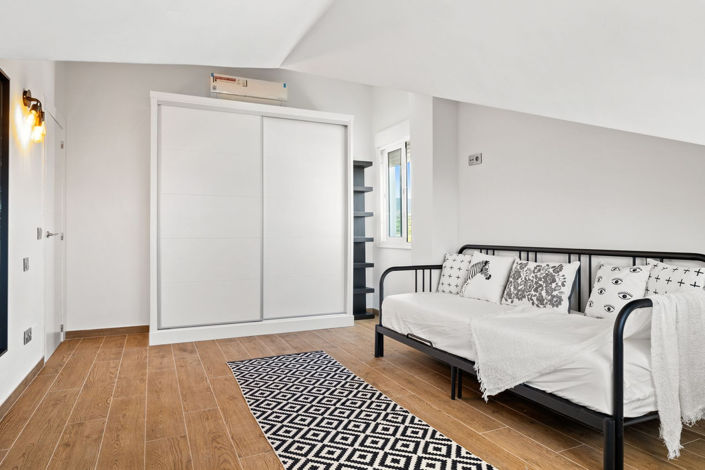 Image No.24-3 Bed Property for sale