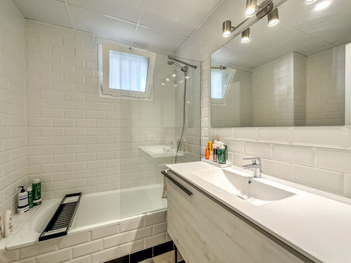 Image No.14-2 Bed Property for sale